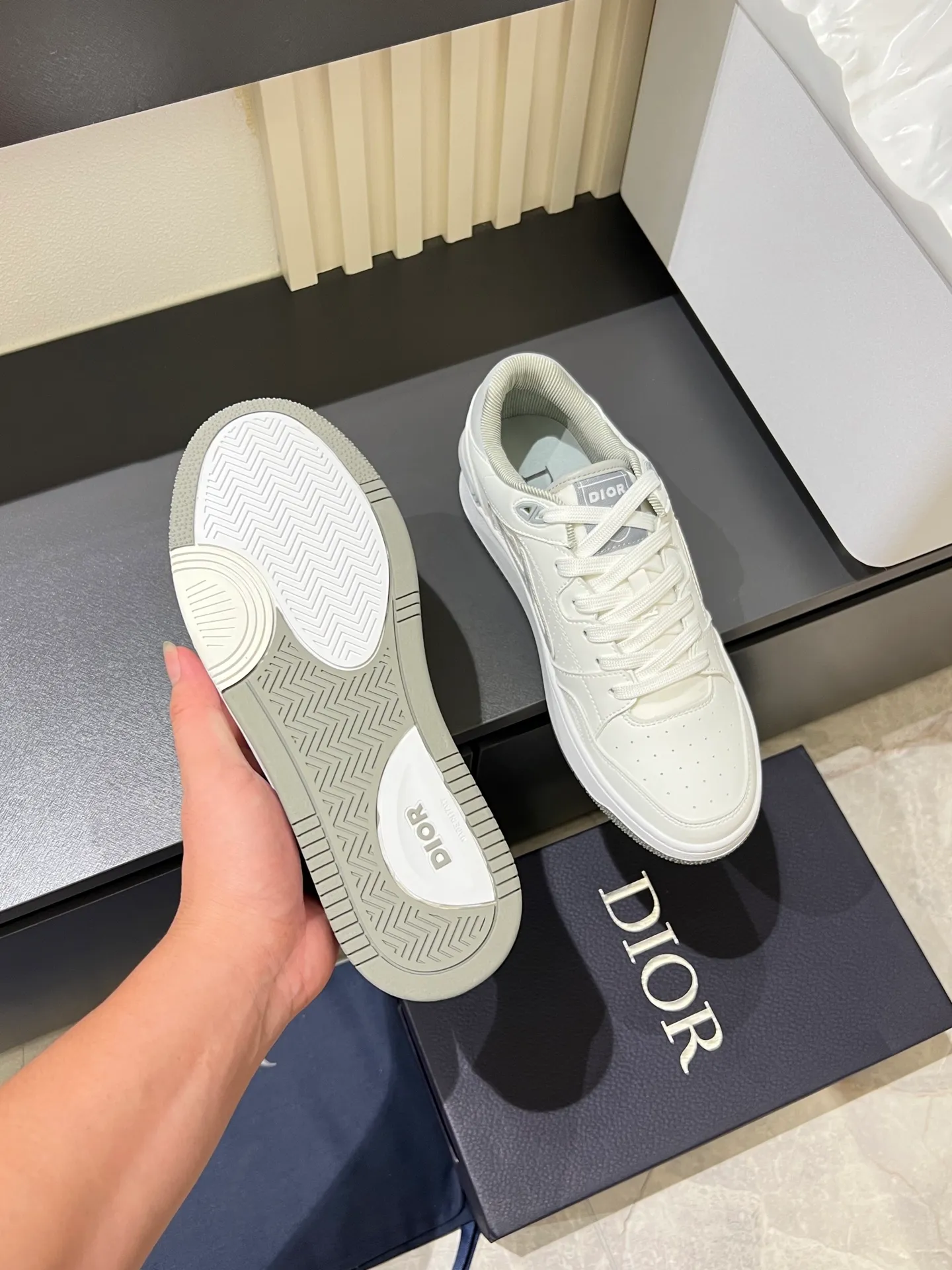 Men's shoes 💰p440 "Dio*" mid-top B27 casual sneakers. This B27 high-top sneaker is a new product in the series and continues Di*r's classic style. Crafted from gray and white smooth calf leather with beige and black Oblique print panels on the sides. The "CD Icon" shaped shoelace eyelets are clever and delicate, and the two-color rubber sole, rear collar and heel are all equipped with the brand's iconic details to enhance the style. Oblique printed straps at the ankle allow for an adjustable fit to complement the overall design. Fashionable and versatile, it can complement any look. Create an exquisite design with unique dynamic vitality and modern atmosphere, presented in low-top and high-top styles. This new must-have shoe adds a new dimension to Dior's archive heritage, embodying modern elegance. Purchase the original version and make it 1:1. If you need top quality, please come to me! Male 38-44!